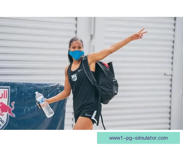 圣迭戈波浪队力克北卡罗来纳勇气夺得NWSL挑战杯冠军捧起荣耀奖杯